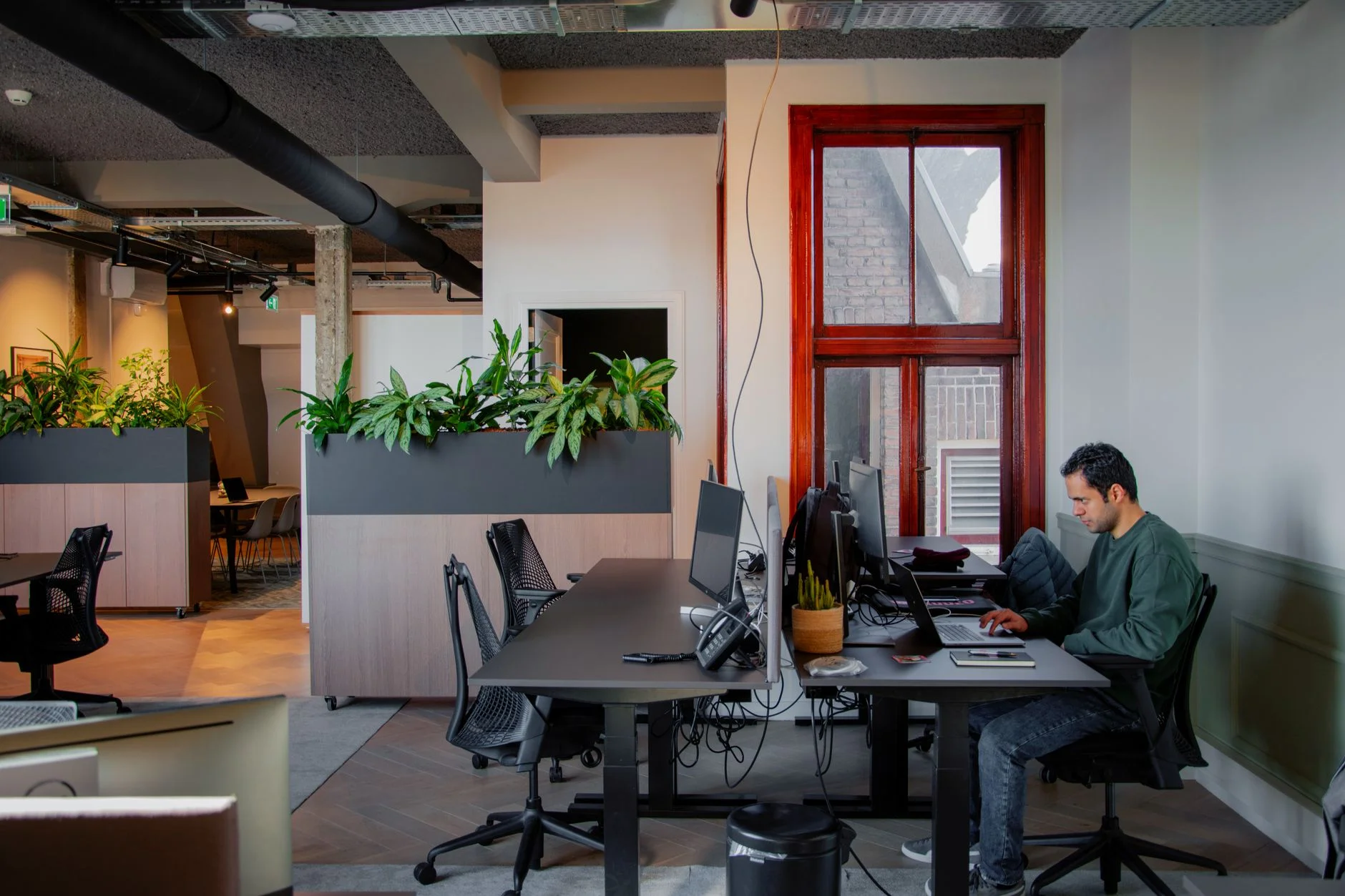 In-House Brand Marketer vs. a Brand Studio: The Real Comparison