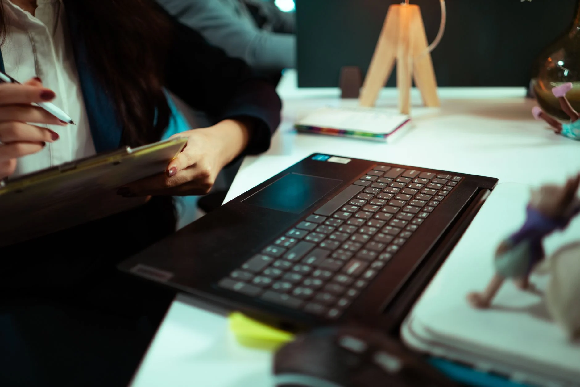 Fiverr vs. a Design Studio: When Each Makes Sense